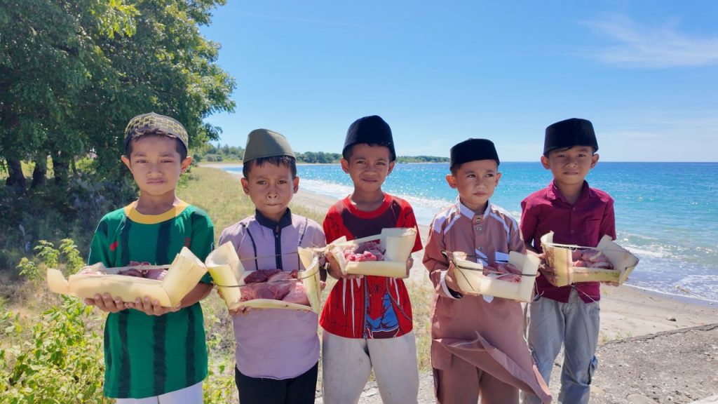 distribusi daging kurban di pedalaman menggunakan pelepah pinang